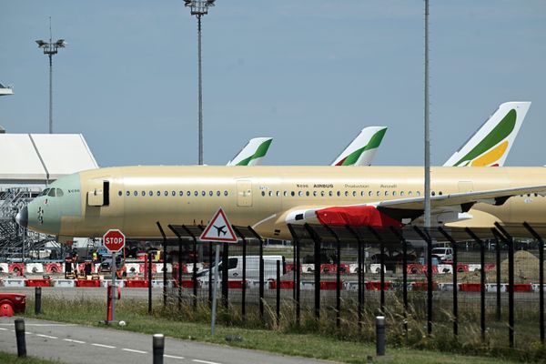 Un A350 en construction sur les chaînes de production d'Airbus à Toulouse.