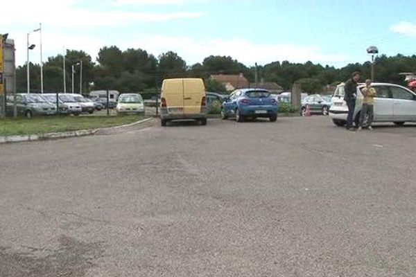 L'homme a été tué sur ce parking devant un restaurant à Saint-Mitre-les-Remparts