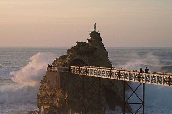 La vierge du rocher sera retirée le temps des travaux car c'est sous l'effet des vagues que la roche s'est fissurée.