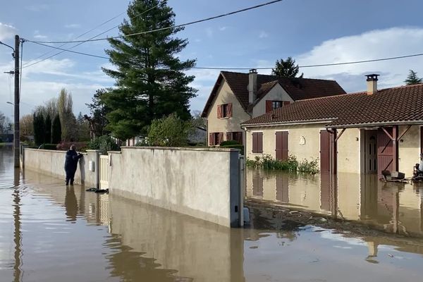 Avec une année de pluie exceptionnelle, de nombreuses crues et inondations ont sévi dans la Vienne, comme ici à La Roche-Posay.