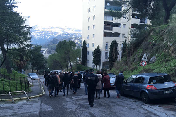 Visite d'élus au petit matin dans la cité des liserons