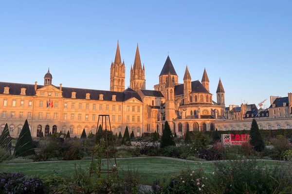 Une centaine de pin's ont été cachés dans les rues de Caen, mercredi 14 février, à l'occasion de la Saint-Valentin. Ceux qui en trouveront un peuvent tenter de gagner deux places pour une rencontre sportive.