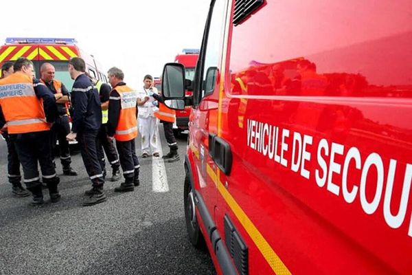 Les pompiers du Gard et une ambulance (Photo d'illustration).