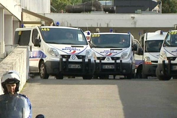 Grenoble le 3 octobre 2012, les fourgons de police s'apprêtent à quitter l'hôtel de police.