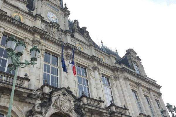 Drapeaux en berne à la mairie de Limoges, le 14 novembre2015.