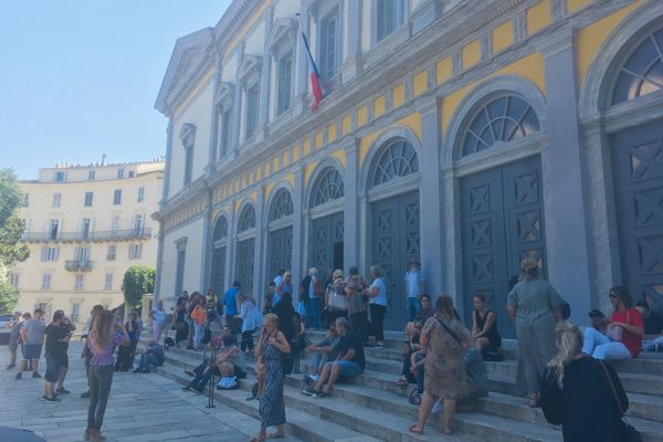 Plusieurs dizaines de personnes s'étaient donné rendez-vous devant le palais de justice pour dénoncer la maltraitance envers les animaux