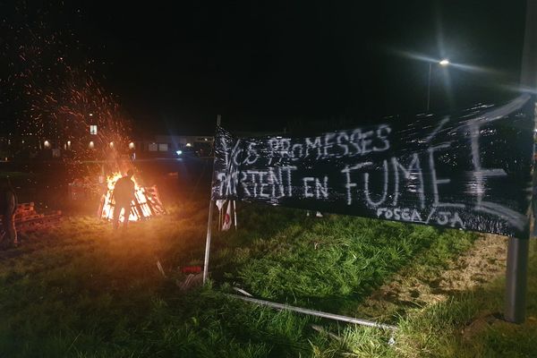 "Vos promesses partent en fumée, nos territoires en danger" peut-on lire sur cette pancarte installée au point du "feu de la colère" à Mornant (Rhône)