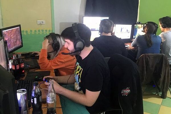 Une trentaine de gamers se sont réunis tout le week-end dans un garage de Montpellier pour un concours caritatif - 11 septembre 2017