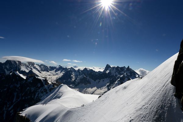 Le massif du Mont-Blanc surplombant la vallée blanche en Haute-Savoie.