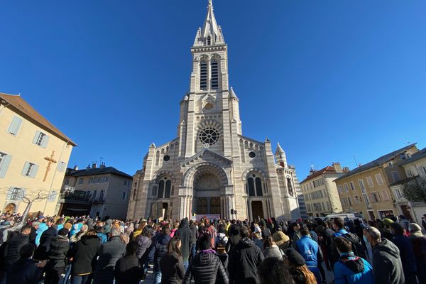 Devant la cathédrale de Gap, plus d'un millier de personnes se sont rassemblées