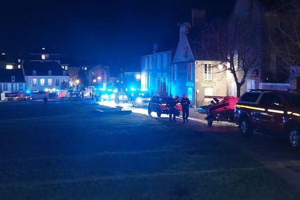 Les pompiers de Bayeux (14) défilent dans les rues de la ville, avec leurs véhicules, ce vendredi 26 janvier 2024.