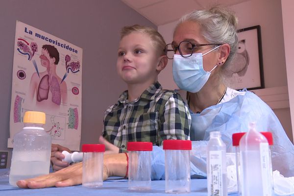 Théo, 7 ans, soigné pour une mucovisidose, retrouve souffle et espoir grâce à un nouveau médicament, comme le constate sa kinésithérapeute