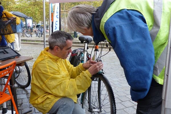 Ce matin, on révise gratuitement vos vélos, place du Commerce à Nantes