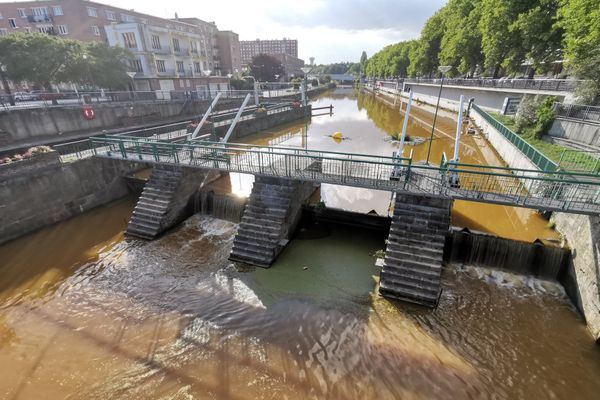 La Sambre présentait lundi un teinte orangée en plein centre-ville de Maubeuge. 