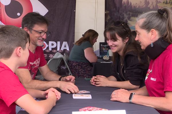 Des festivaliers testent le nouveau jeu "Oyez, Oyez" à Parthenay