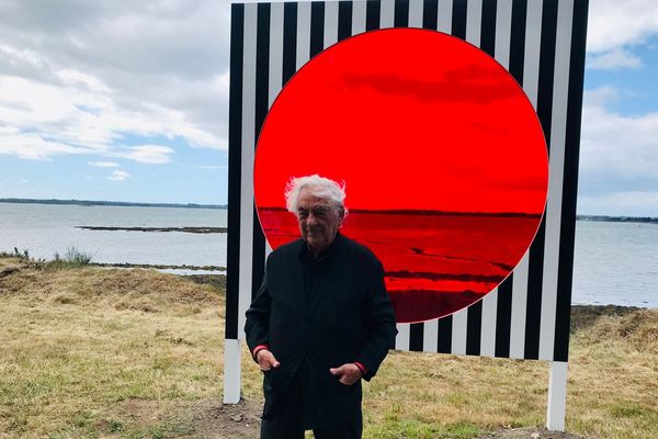 Daniel Buren, devant ses cadre de Bilhervé sur l'Ile d'Arz