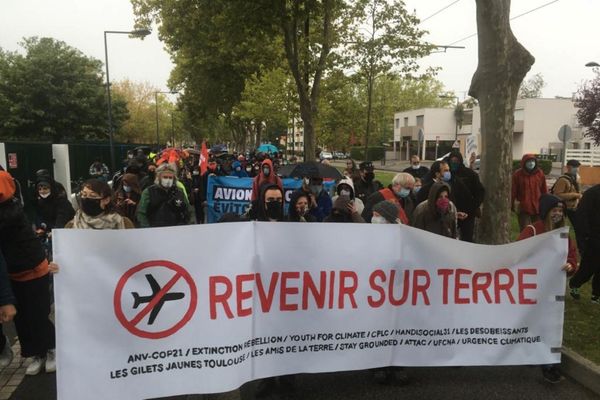 200 personnes mobilisées pour la marche en faveur de la baisse du trafic aérien à Toulouse-Blagnac 