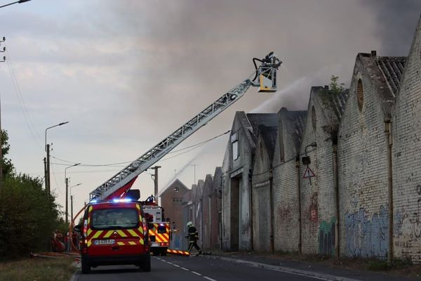 Le feu s'est déclaré dans un entrepôt désaffecté à Caudry (Nord) en début de soirée lundi 22 août.