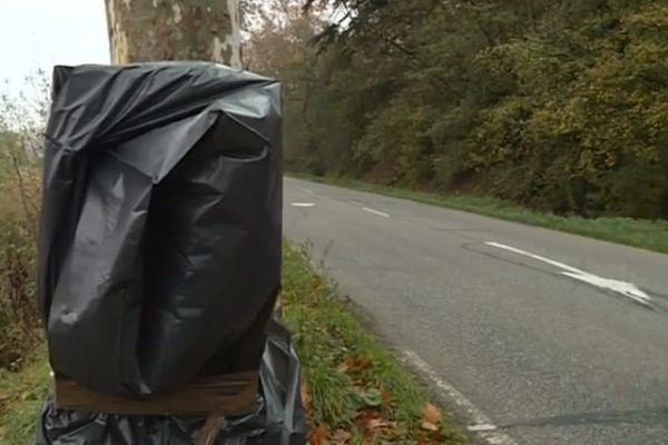 Les buralistes lot-et-garonnais ont recouvert les radars de sacs poubelles noirs 