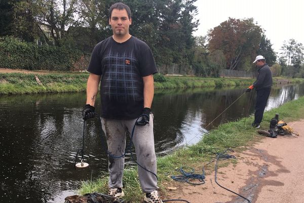 Samuel Terrier, pêcheur à l'aimant, ramène des tonnes de détritus en tout genres de sa pêche. Grâce à son aimant émerge la bien triste habitude de jeter tout et n'importe quoi dans les rivières. 