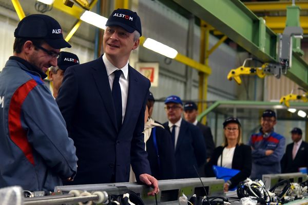 Le ministre Bruno Le Maire lors de la visite du site Alstom de Valenciennes le 29 septembre 2017