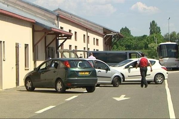 Les enquêteurs sur les lieux du drame, vendredi 7 juin 2013, à Longvic 