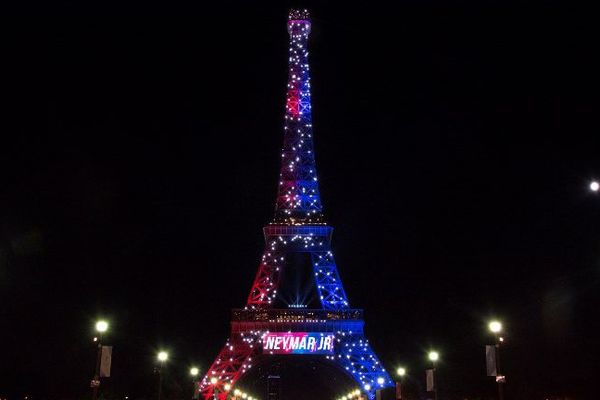 La tour Eiffel était illuminée samedi soir pour fêter l'arrivée de Neymar au PSG.