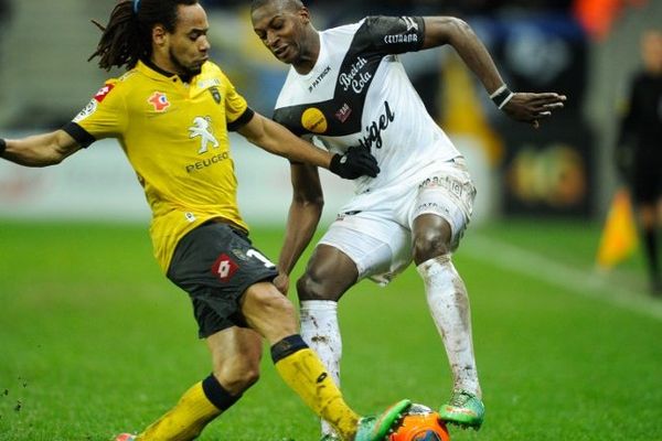  Roy Contout à gauche et le guingampais  Younousse Sankhare pendant le match entre Sochaux et Guingamp le 15/02/14