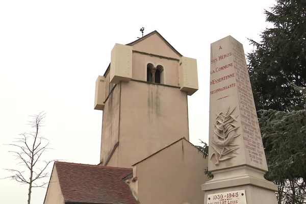 Les quatre coffrets fixés au clocher de l’église d'Essertenne doivent accueillir des antennes pour la téléphonie mobile