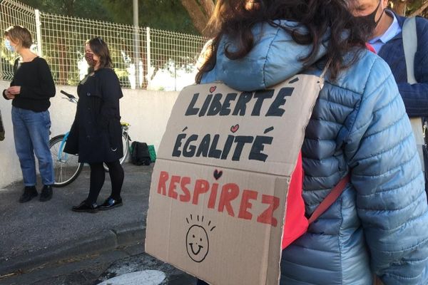 Les enseignants dénoncent leurs conditions de travail en cette période de crise sanitaire. 