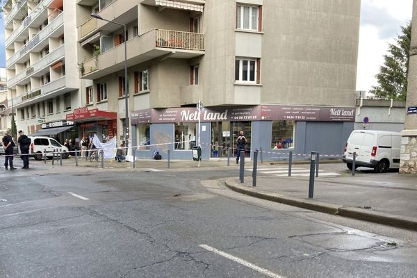 Un homme a été assassiné en pleine rue à Grenoble, mercredi 31 mai. Le quartier est bouclé par les forces de l'ordre.