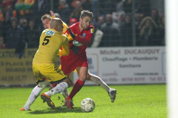 Les Lensois, en jaune, ont largement battu Nesle, petit club picard de Division d'Honneur.