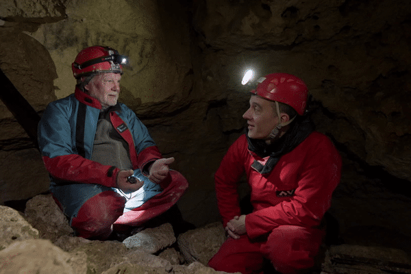 Cyril Hue avec Serge Van Poucke, artiste de la macrophographie dans une grotte à la recherche de petits animaux des cavernes.