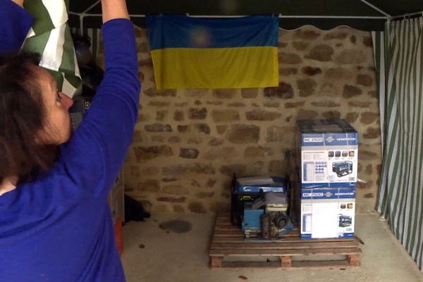 Récupérés en cinq jours, quatre groupes électrogènes sont entreposés dans la cour de la maison de campagne d'Isabelle avant de rejoindre une plate-forme parisienne puis l'Ukraine