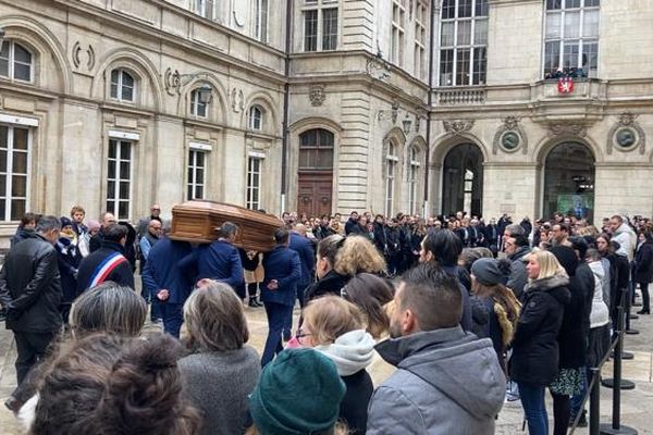 Hommage à Gérard Collomb :  une haie d'honneur pour accueillir le cercueil de l'ancien maire de Lyon, transporté à l'Hôtel de Ville ce lundi à la mi-journée (27/11/23)