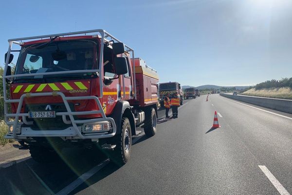 Intervention des sapeurs-pompiers sur l'A750 à Saint-André-de-Sangonis suite à un feu de végétation en bordure de route le jeudi 26 mai 2022.