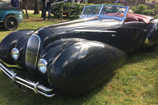 Les belles autos du Classic Grand Tour sont exposées dans le parc de l'abbaye royale de l'Épau à Yvré-l'Évêque.