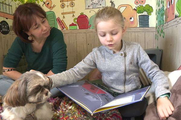 Faire la lecture à un animal de compagnie peut permettre aux enfants de gagner en confiance, le 18 décembre 2024, à Meuzac (Haute-Vienne).