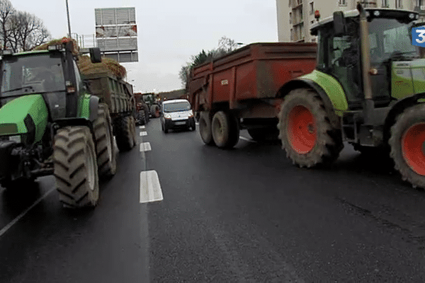 Manifestation des agriculteurs ce mercredi 27 janvier 2016 sur le périphérique de Caen