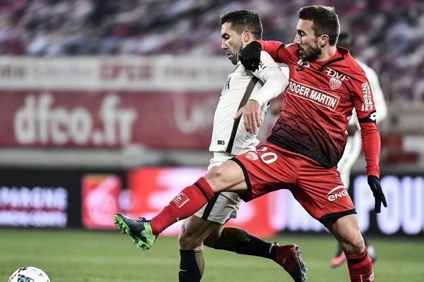 Le Dijonnais Romain Amalfitano à la lutte avec João Moutinho, le 29 novembre 2016, à Dijon