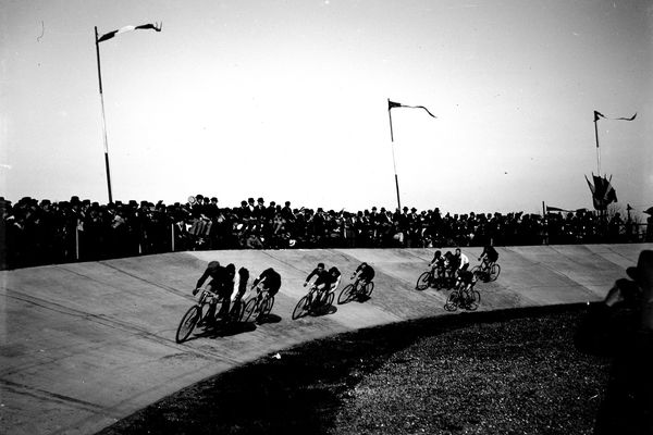 Course sur le vélodrome Châteaudun d'Amiens, fin du XIXe siècle.