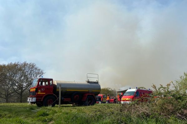 Les pompiers ont décidé d'installer un poste de commandement près de l'incendie