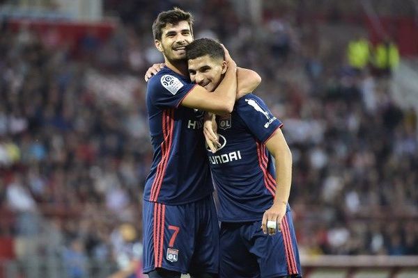 Martin Terrier célébre son but avec Houssem Aouar.  