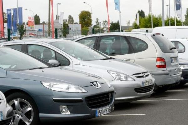 Une concession de voitures d'occasion à Bordeaux, le 19 septembre 2012. 