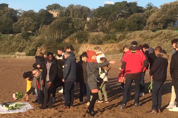 Sur la plage de Monsieur Hulot, près de 200 personnes ont participé à l'hommage de la policière qui s'est suicidée au commissariat de Saint-Nazaire.