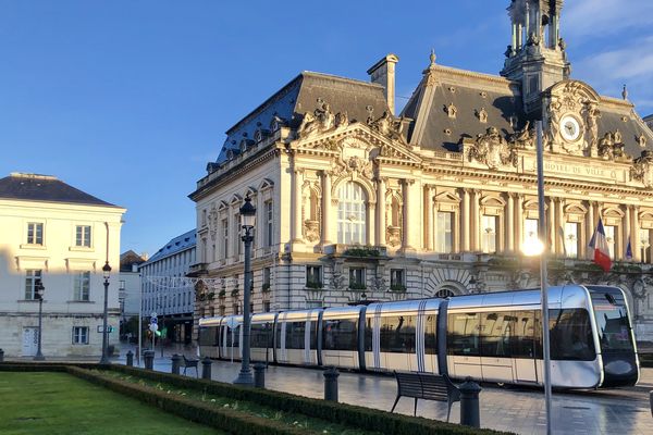 La mairie de tours sous le soleil le tram passant en même temps !