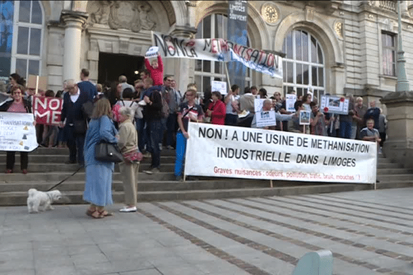 Deux cents manifestants contre le projet d'unité de méthanisation à La Ribière. 