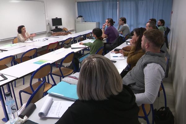 10 demandeurs d'emploi suivent une formation de négociateur immobilier au Lycée Laetitia à Ajaccio. 