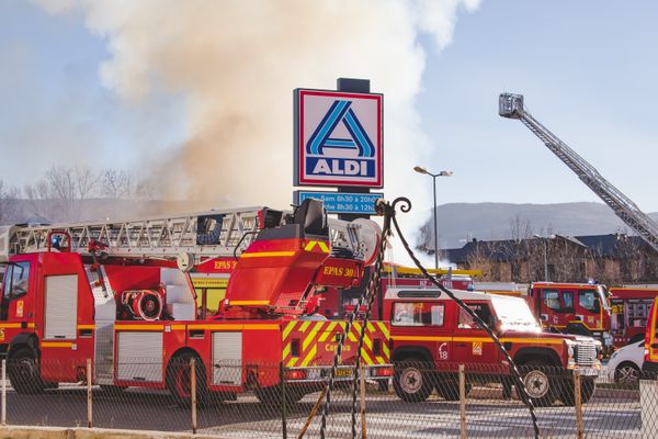 Un important incendie ravage le supermarché Aldi à Bourg-Madame (Pyrénées-Orientales).