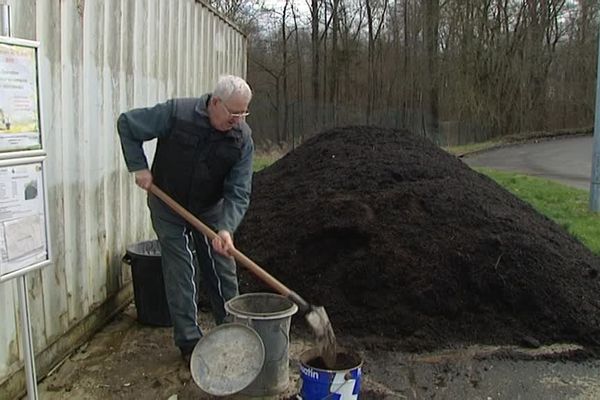 Les déchets verts sont valorisés en un compost très prisé des jardiniers.